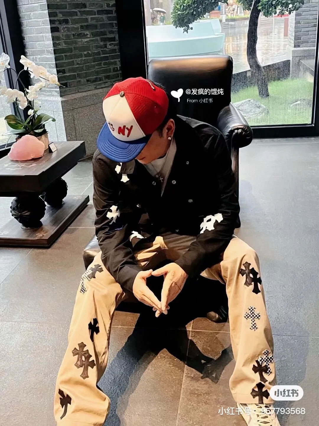 P270 💰 (Top version) Chrome Hearts CH khaki camouflage checkerboard horse hair cross patch leather jeans. Original purchased and patterned to truly restore the ultimate texture of Vintage. Italian special cowhide print and then cut. Customized sheepskin three-layer thick line leather. The whole body is spliced in heavy water washing process. Craftsmen hand-splash ink. You can see the details. Three-dimensional cutting version. Loose and comfortable. Not picky on the figure. Look tall and slim. Factory precision work. Original quality control. Same style for men and women. Can be matched with couples. Versatile recommendation. Must-have jeans for all seasons. Color: Khaki Size: 28-30-32-34 (corresponds to S-M-L-XL)